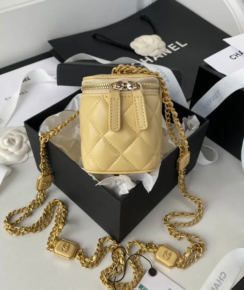 Chanel size: 11*8.5*7cm