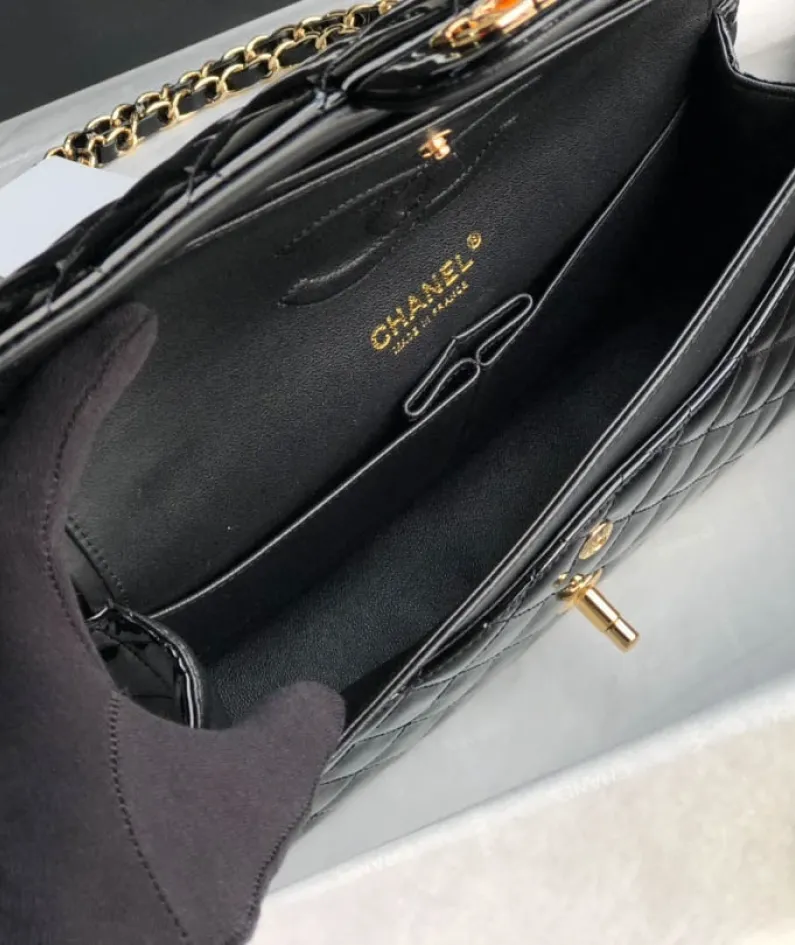 Chanel patent leather pouch size:25.5cm Ident No.: 1112