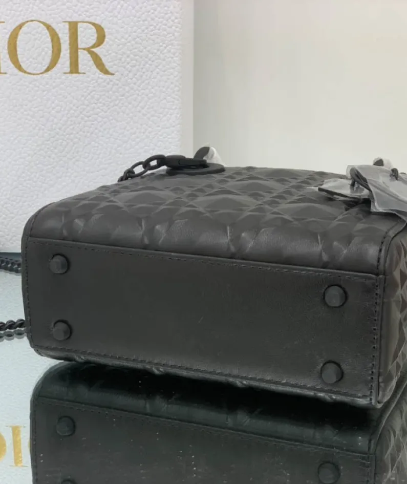 Size: 17 x 7.5x 14cm