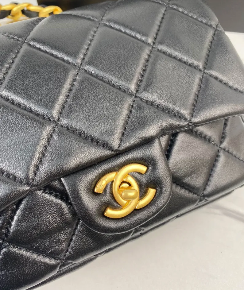 Large Gold Chain Underarm Bag Model Number: As3214