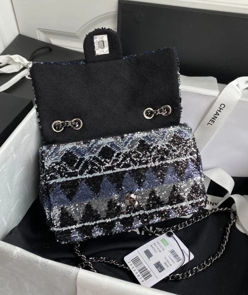 Chanel size: 15x22x7cm