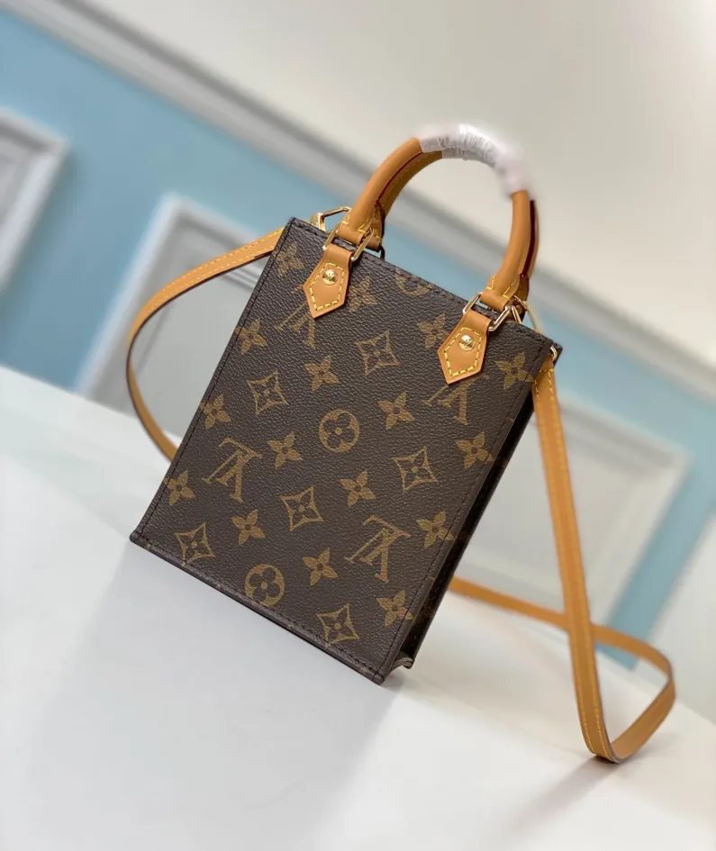 Louis Vuitton Size: 14.0 x 17.0 x 5.0 cm