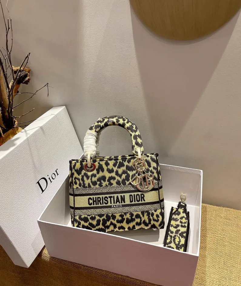 Lady D-Lite 5-panel embroidery Size: 24 x 20 x 11 cm