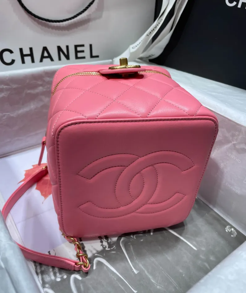 CHANEL Portable ️Crossbody Model: 2020SS ️Size: 16.5*16.5*15