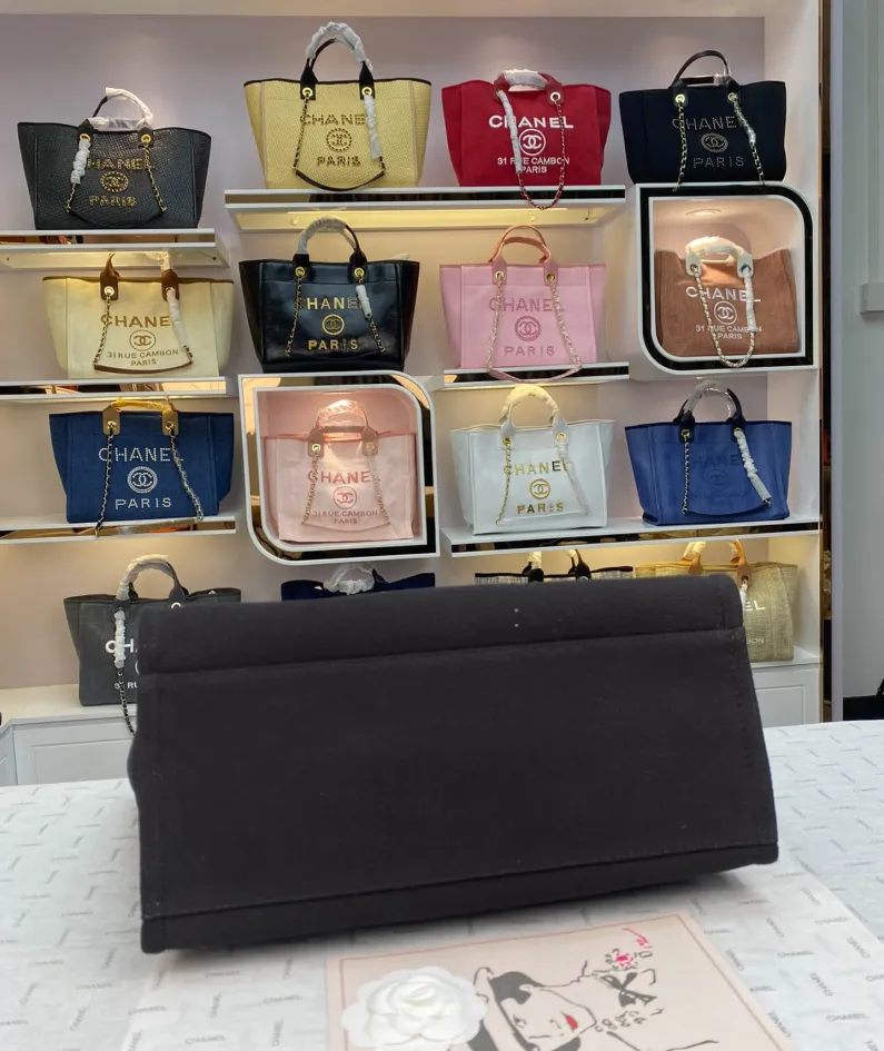 Chanel One Shoulder Handbag Size: 38*30*20 Style: 8820