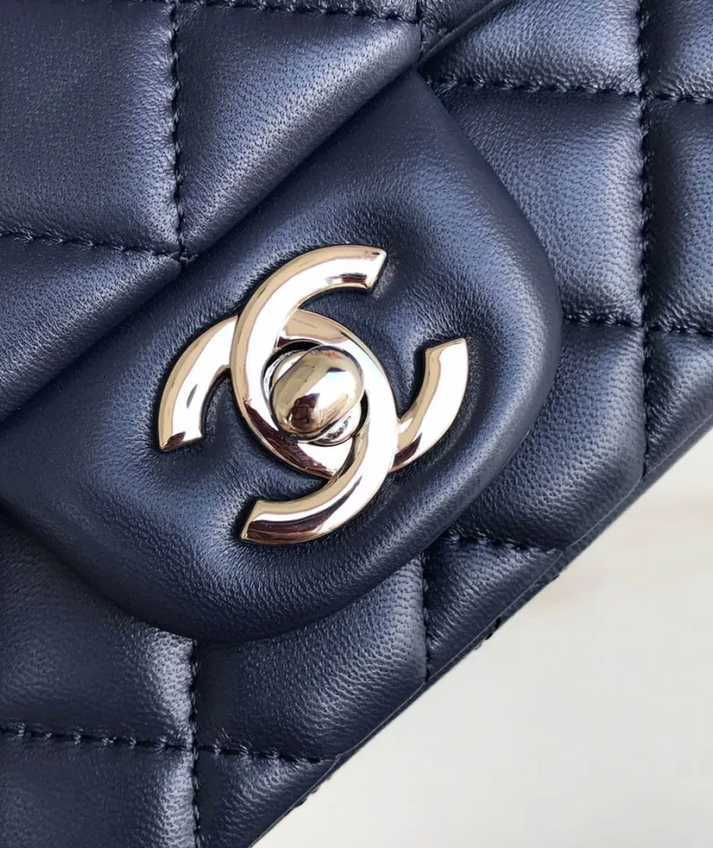 Lambskin Small Bag Size:20X13x7cm Model: 1116