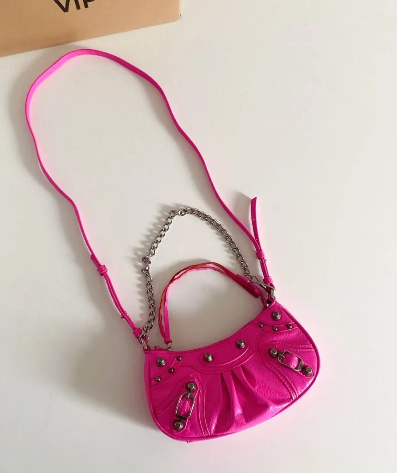 Crossbody bag Size: 20*11*4CM