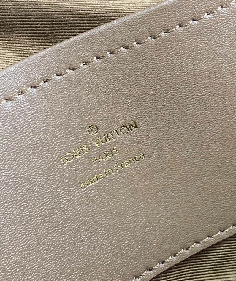 Louis Vuitton Size: 18 x 11 x 10 cm
