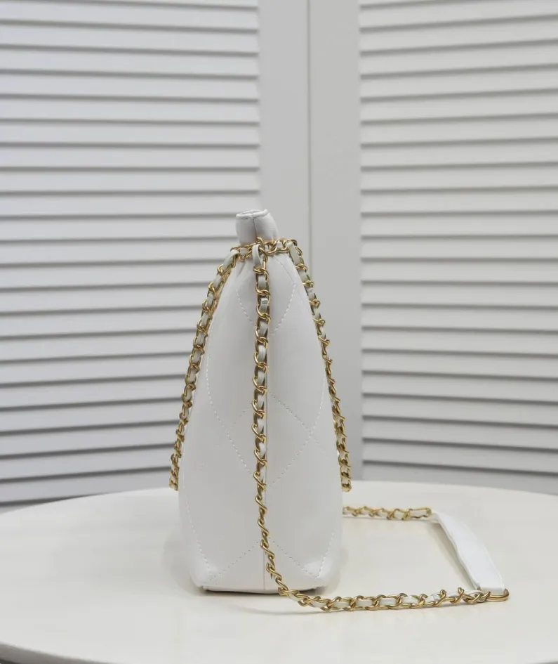 Chanel size: 31x24cm