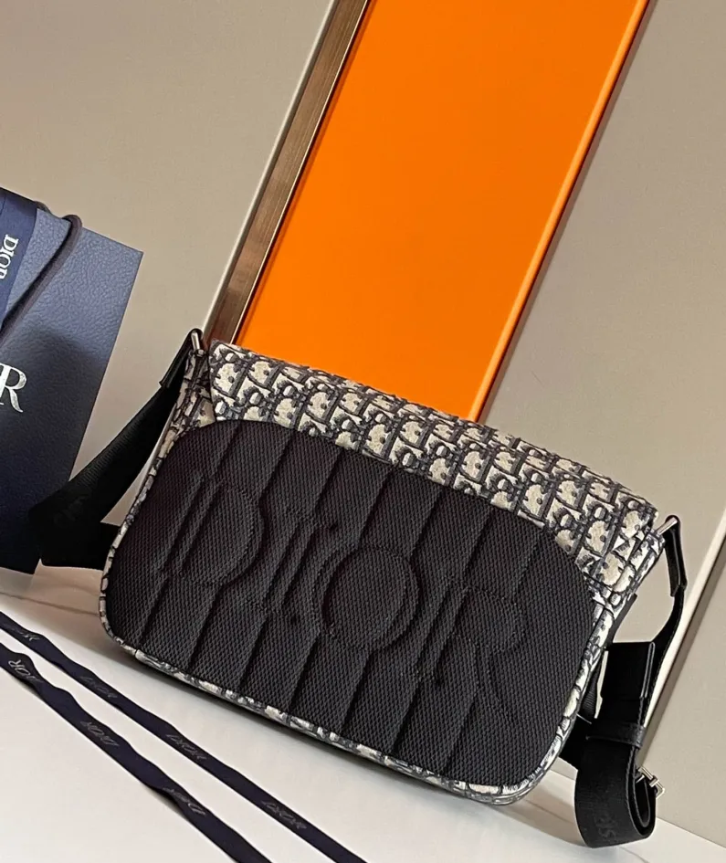 Explorer Handbag Size: 31 x 21 x 8 cm