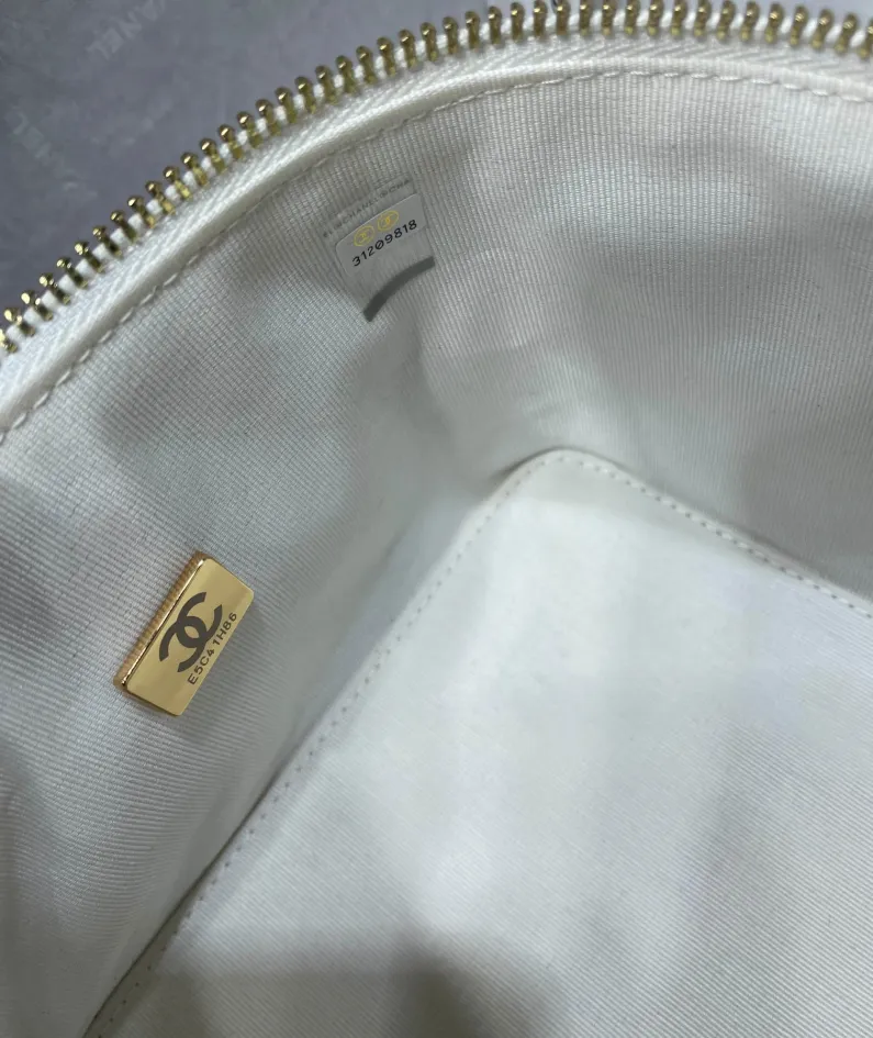 CHANEL Portable ️Crossbody Model: 2020SS ️Size: 16.5*16.5*15