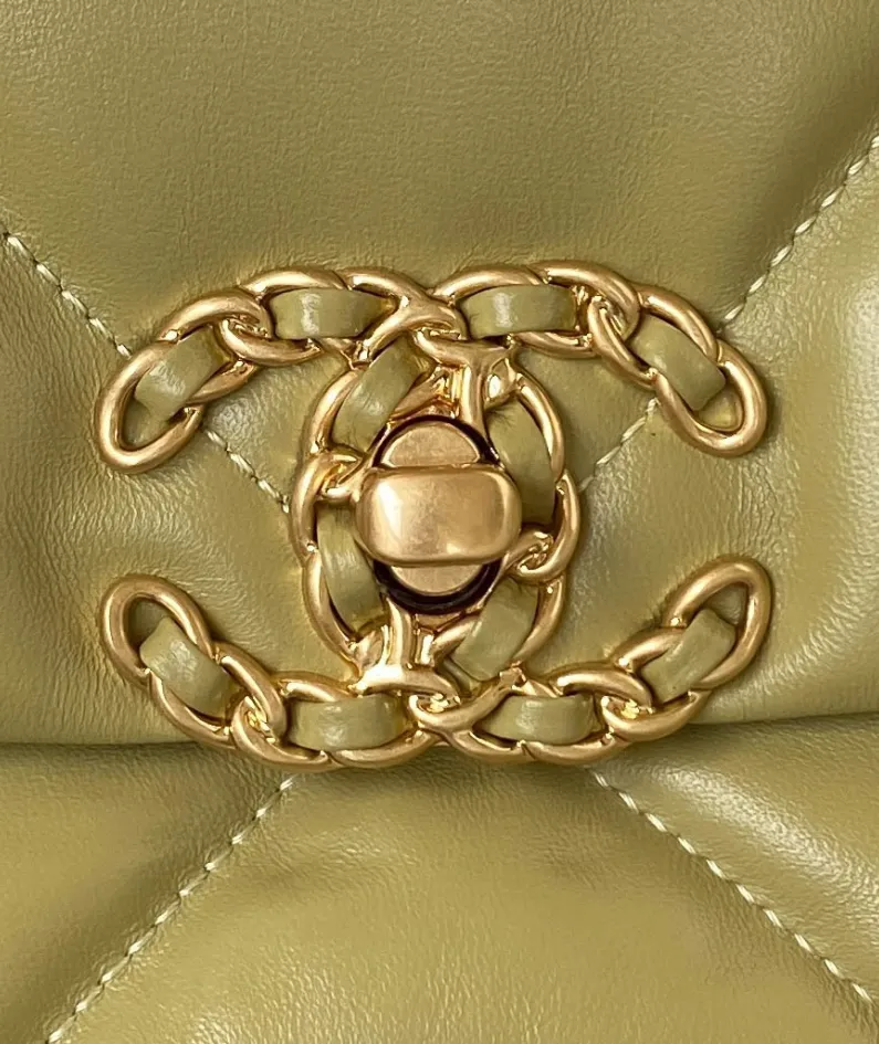 Chanel Size: 19cm Style: 81225 White