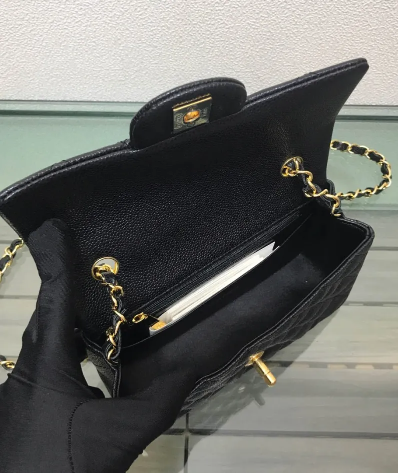 Chanel size: 20cm