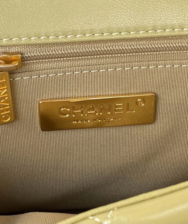 Chanel Size: 19cm Style: 81225 White