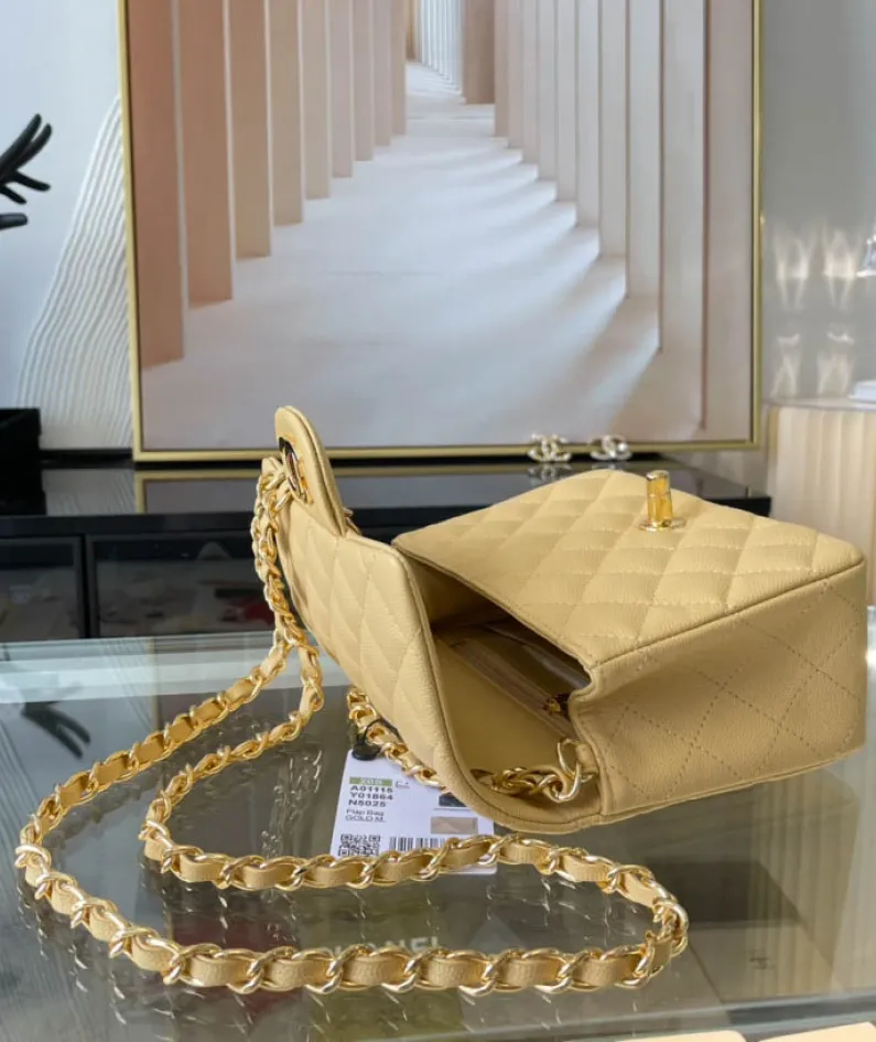 Light Silver Metal Bag Size: 17cm Ident No.: 01115
