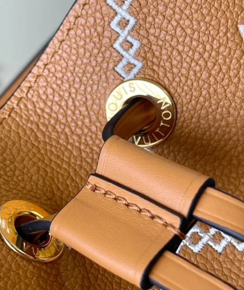 Louis Vuitton Size: 20 x 20 x 13 cm
