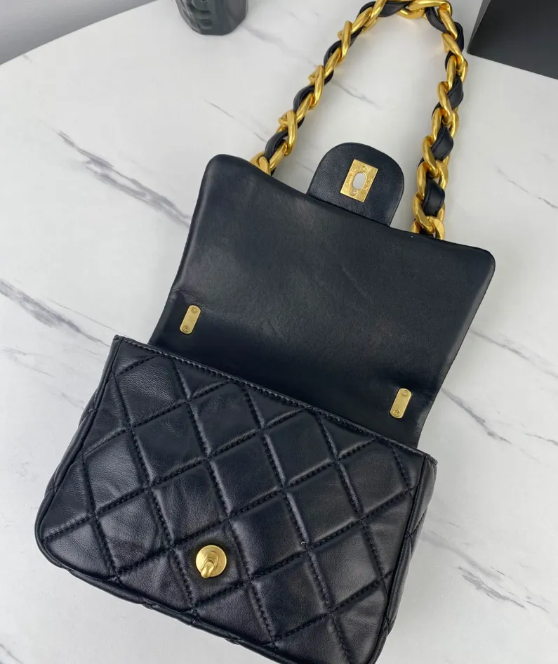 Large Gold Chain Underarm Bag Model Number: As3214