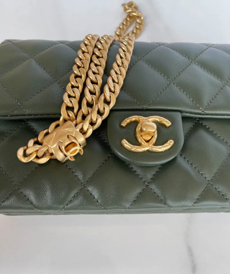 Chanel Model: AS3393 Size: 22cmX14cmX8cm