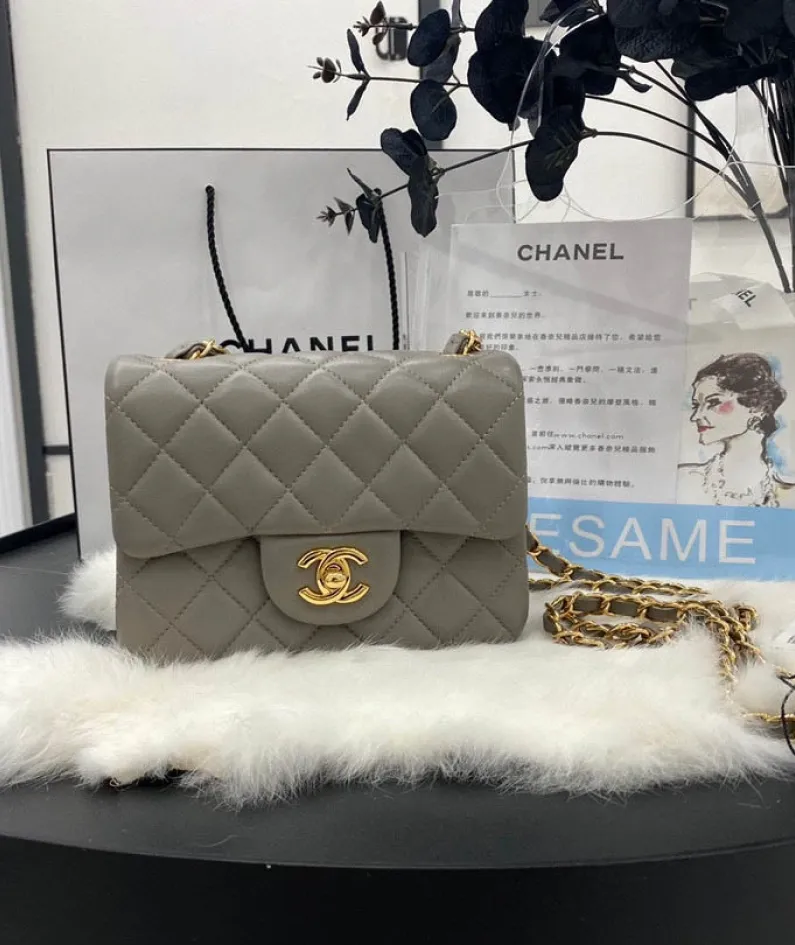 classic flap lambskin light gold buckle classic flap size:17cm