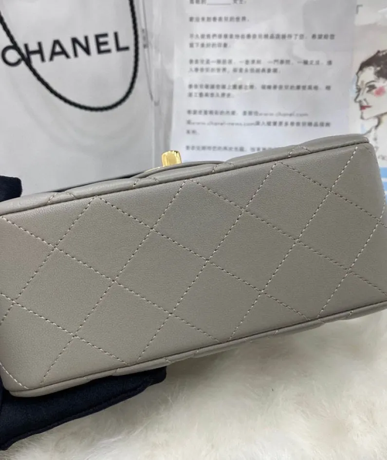 classic flap lambskin light gold buckle classic flap size:17cm