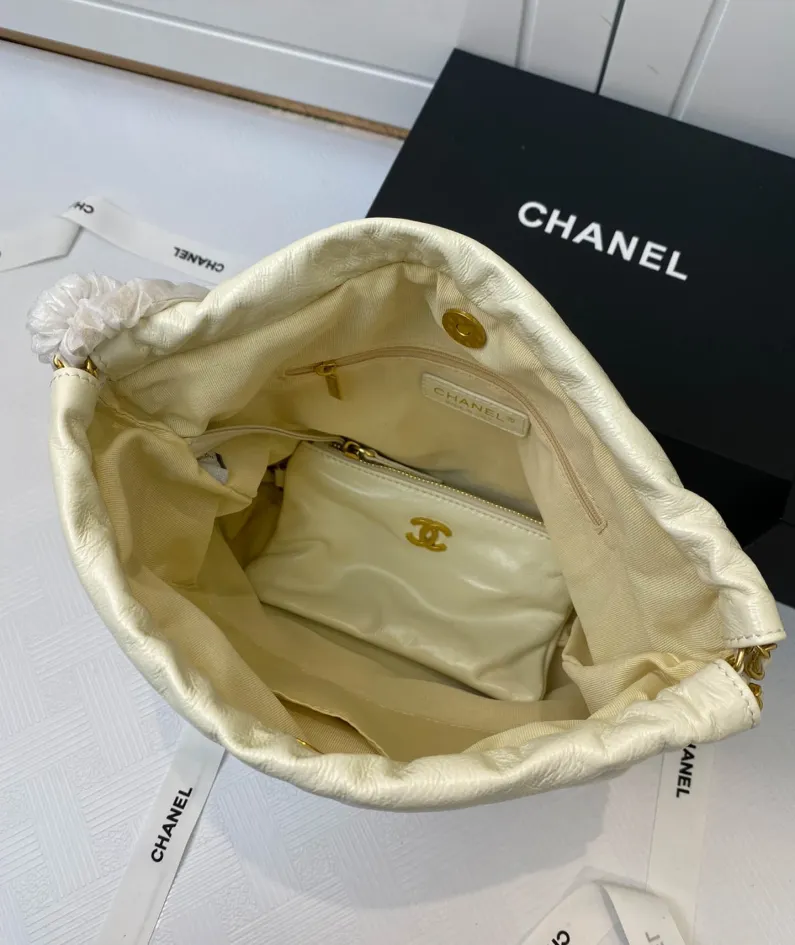 Chanel Underarm Bag Model: 8828 Size: 30*27*7 40*33*8