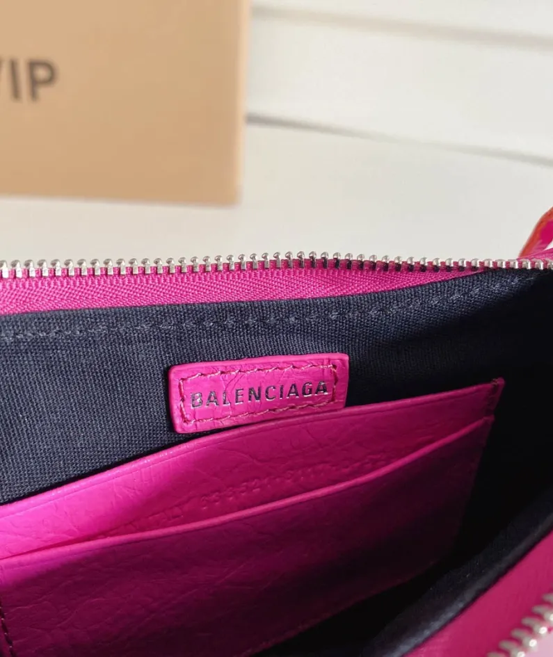 Crossbody bag Size: 20*11*4CM