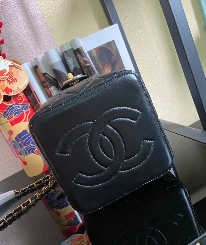 CHANEL Portable ️ Crossbody Size: 16.5*16.5*15