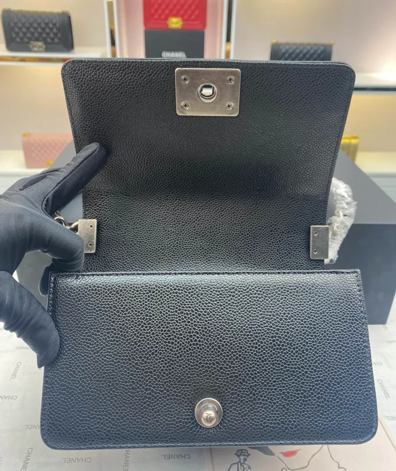 Gold Buckle Calfskin Size 20*12*7cm Model Number: 67085