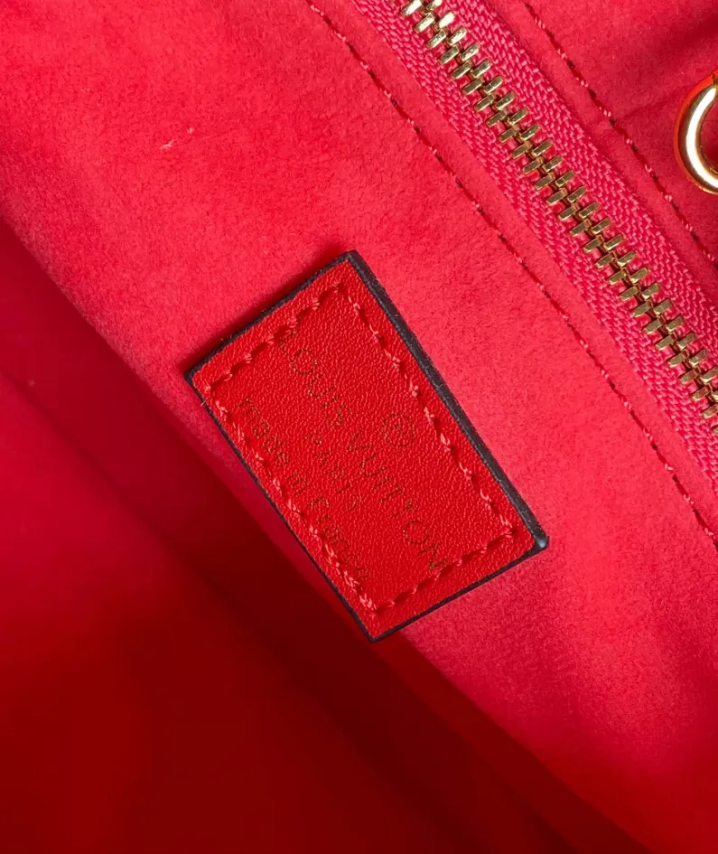Louis Vuitton Size: 25 x 19 x 11.5 cm
