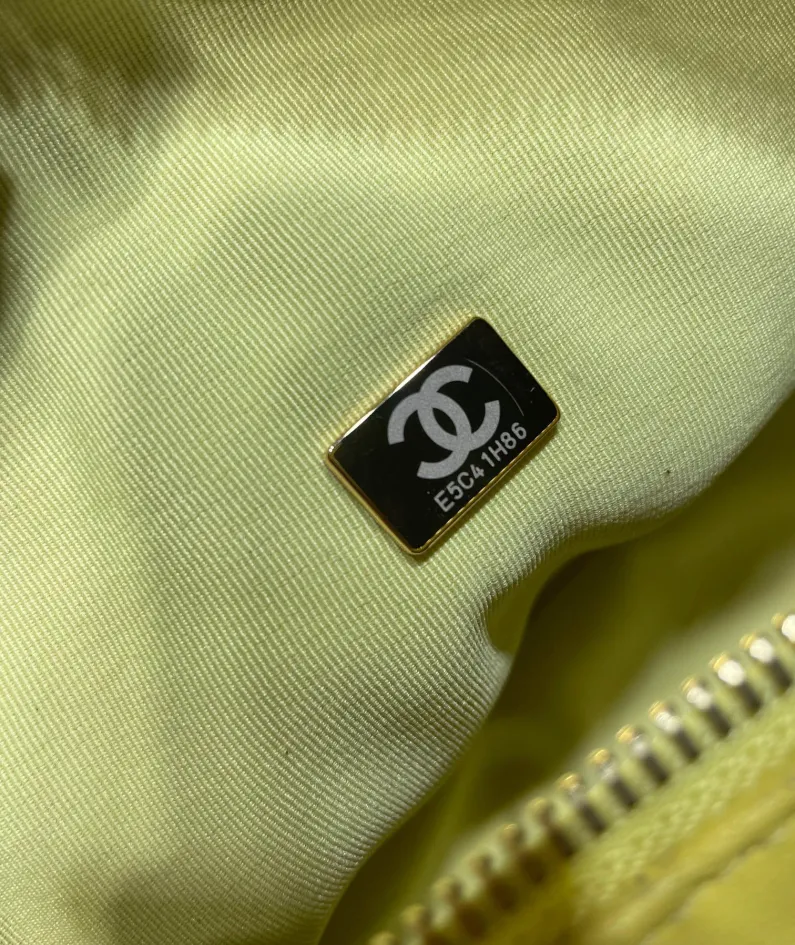 Chanel shoulder bag size: 22*10*15