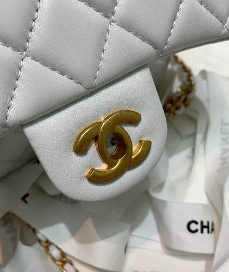 classic flap lambskin light gold buckle classic flap size:17cm