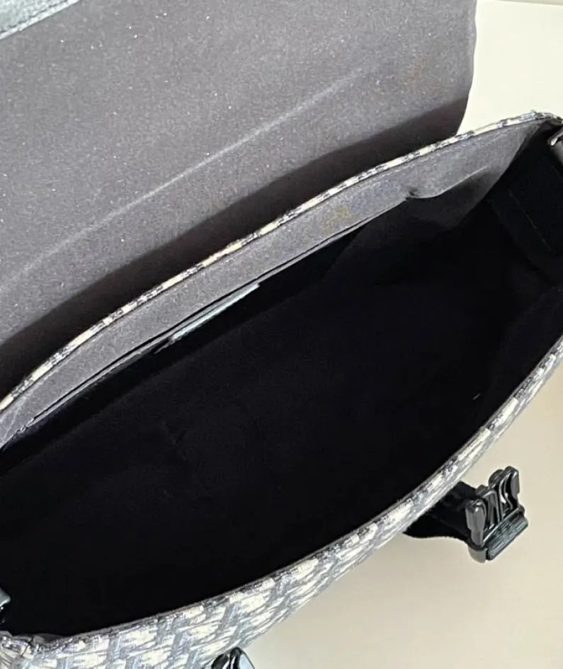 Explorer Handbag Size: 31 x 21 x 8 cm