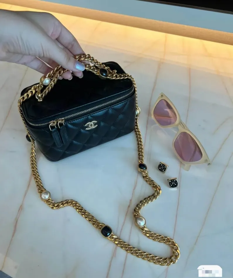 Chanel size: 11*8.5*7cm