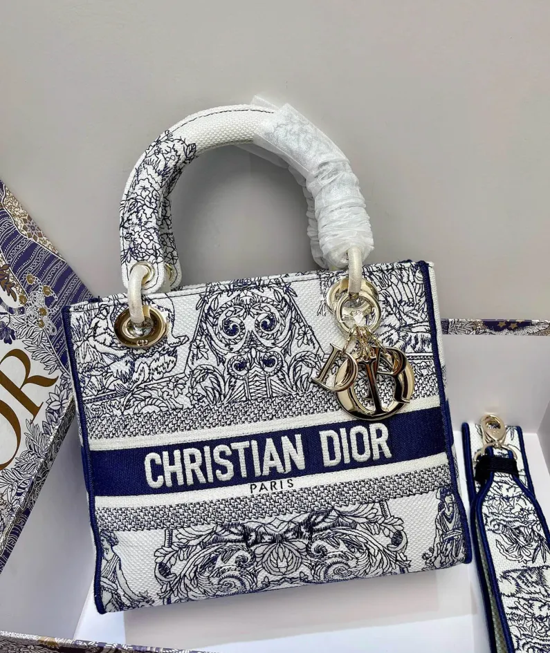 Lady D-Lite 5-panel embroidery Size: 24 x 20 x 11 cm