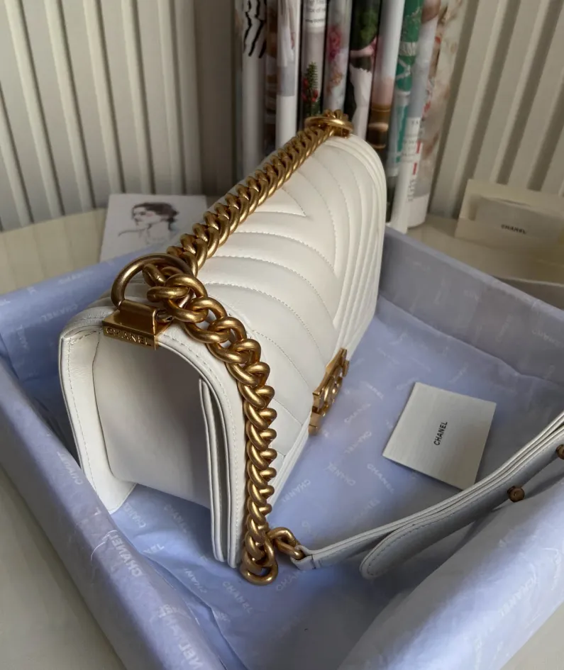 Chanel size: 25x15x9cm