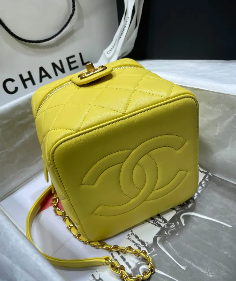 CHANEL Portable ️Crossbody Model: 2020SS ️Size: 16.5*16.5*15