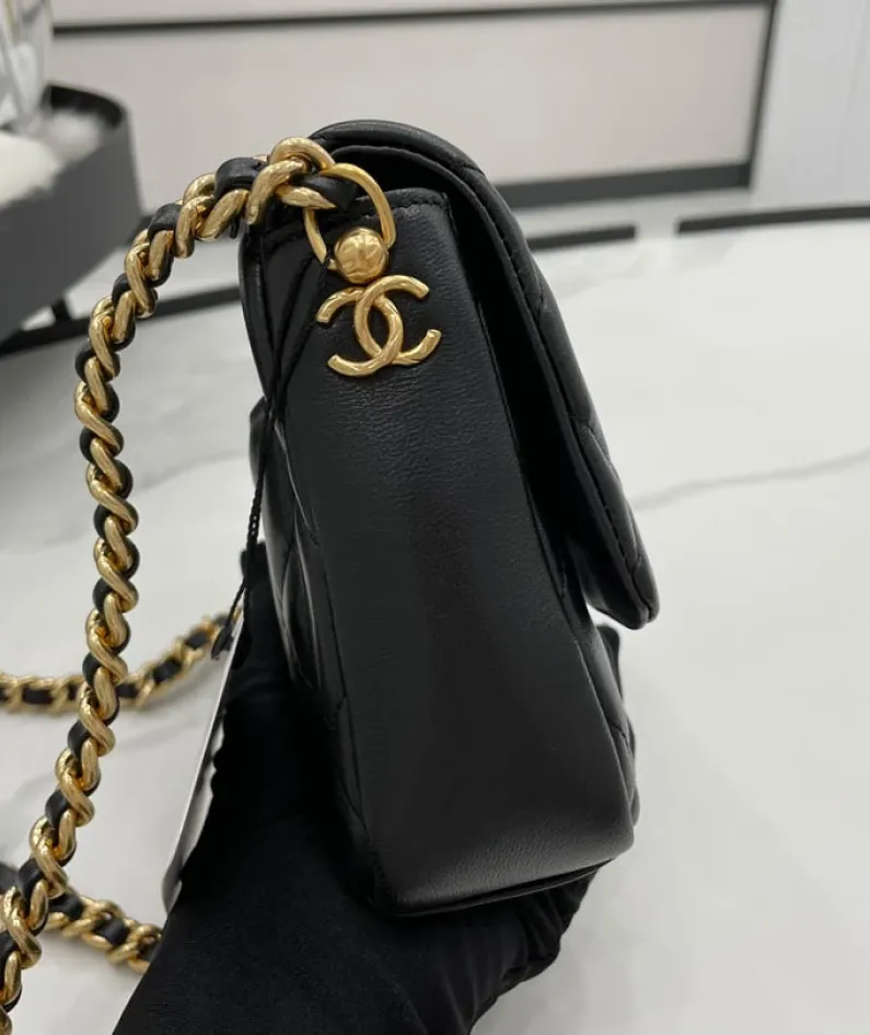 Chanel size: 12*17*4cm