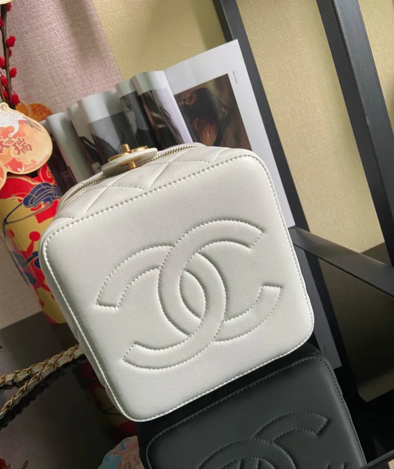 CHANEL size 16.5/16.5/15