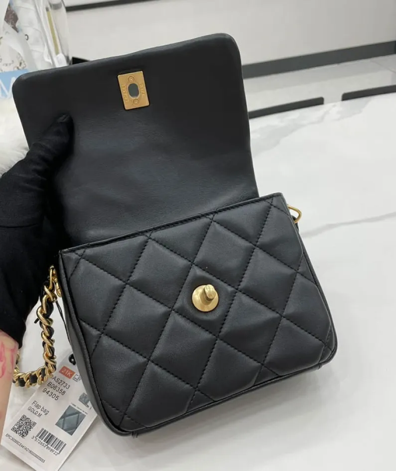 Chanel size: 12*17*4cm