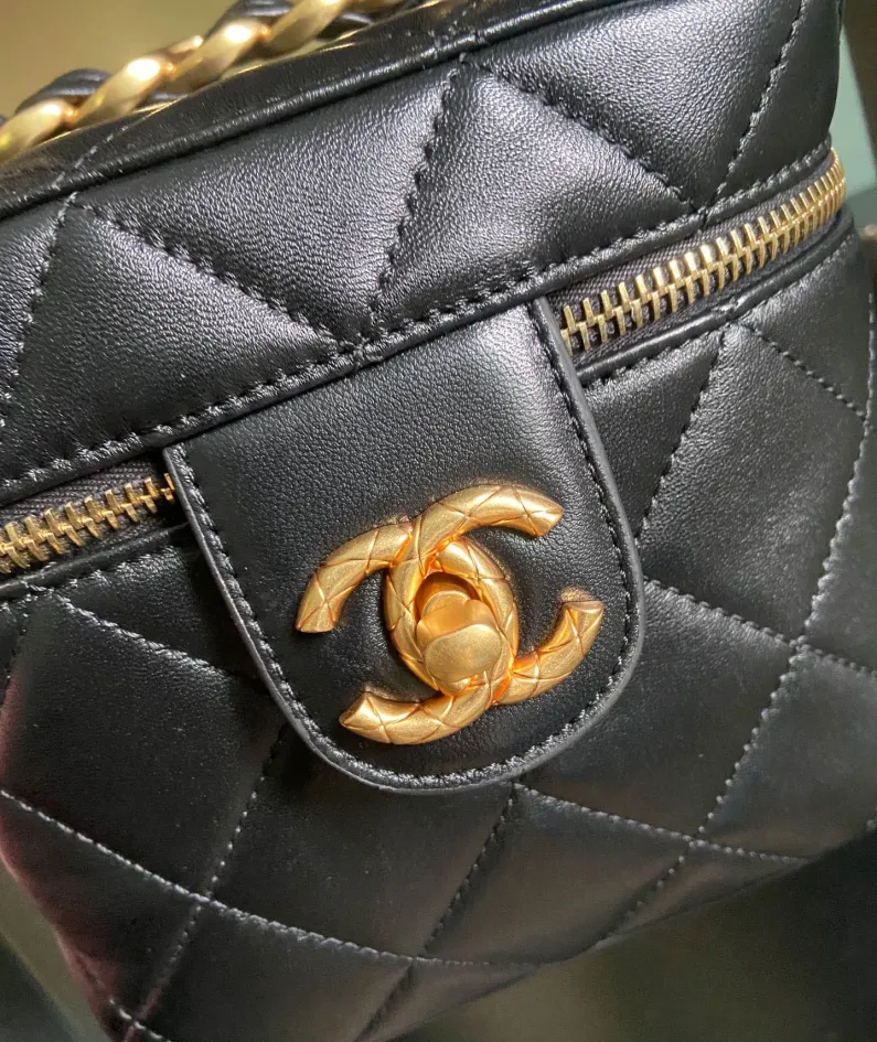CHANEL Portable ️ Crossbody Size: 16.5*16.5*15