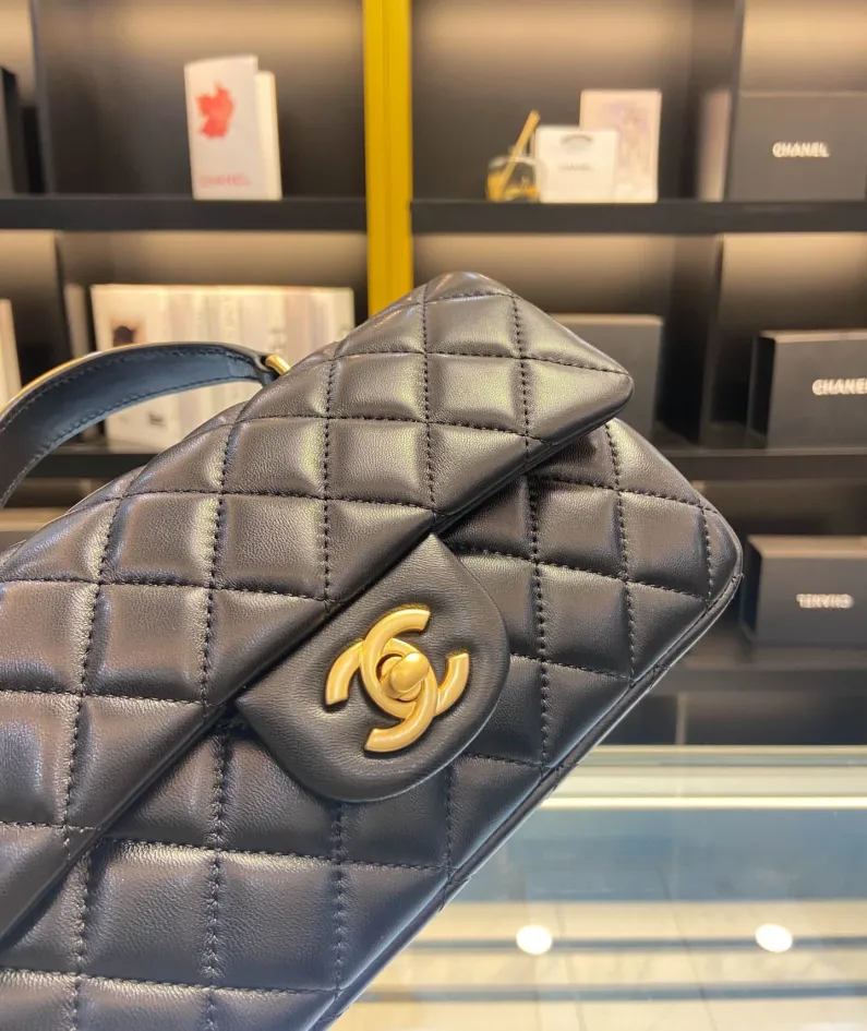 Chanel Size: 20x12x6cm