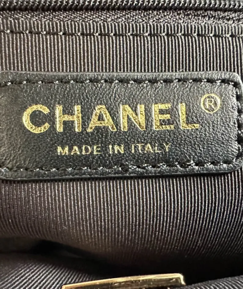 CHANEL Tofu Bun Model AS3653# Size: 25 X21.5 X7 cm 3652# 17 X20.5 X6 cm