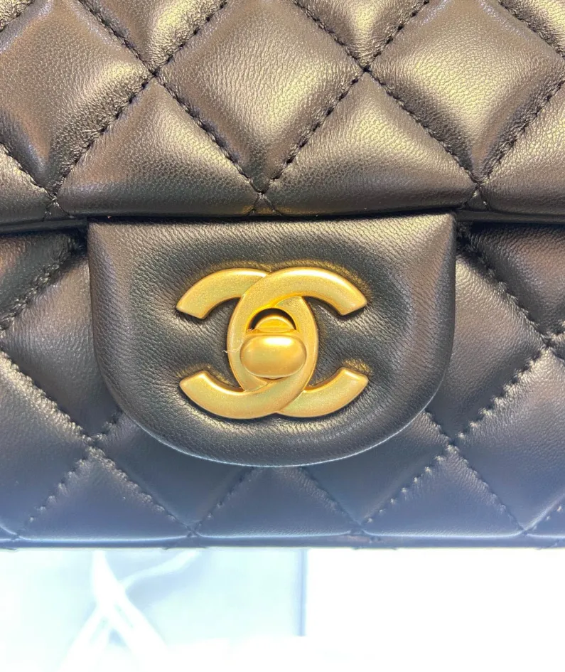 Chanel Size: 20x12x6cm