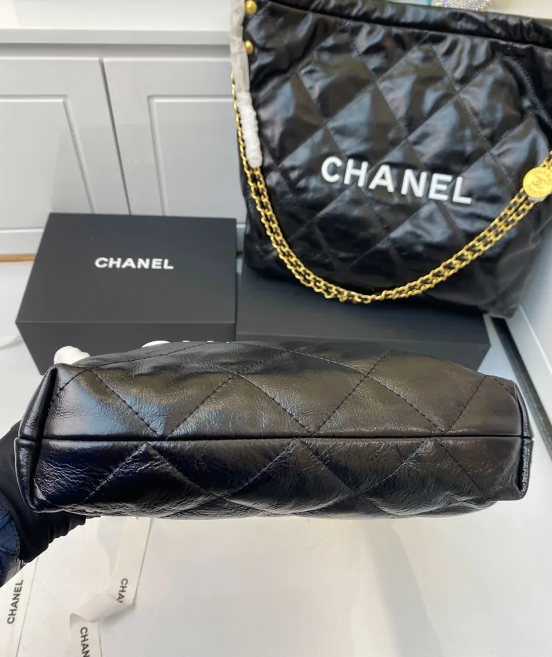 Chanel Underarm Bag Model: 8828 Size: 30*27*7 40*33*8