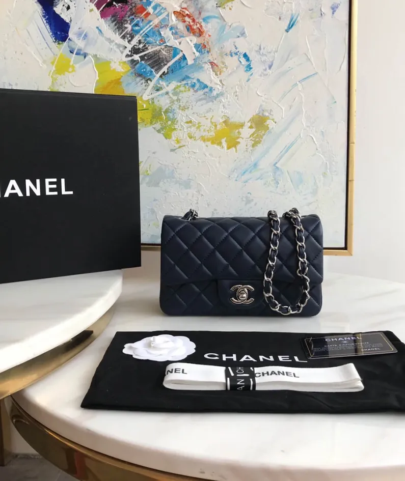 Lambskin Small Bag Size:20X13x7cm Model: 1116
