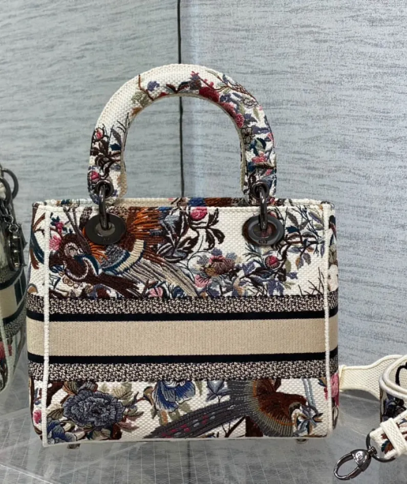 Lady Winter Garden Collection