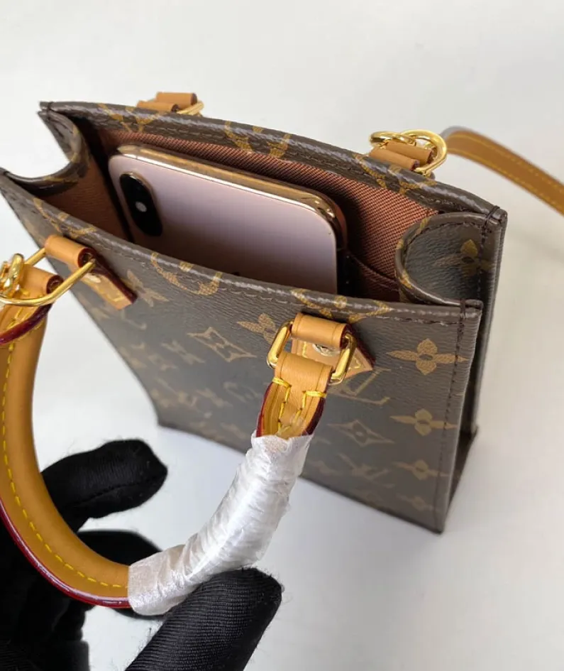 Louis Vuitton Size: 14.0 x 17.0 x 5.0 cm