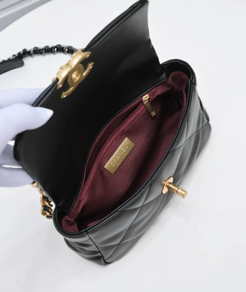 Chanel Style: 9009. Size: 20cm.