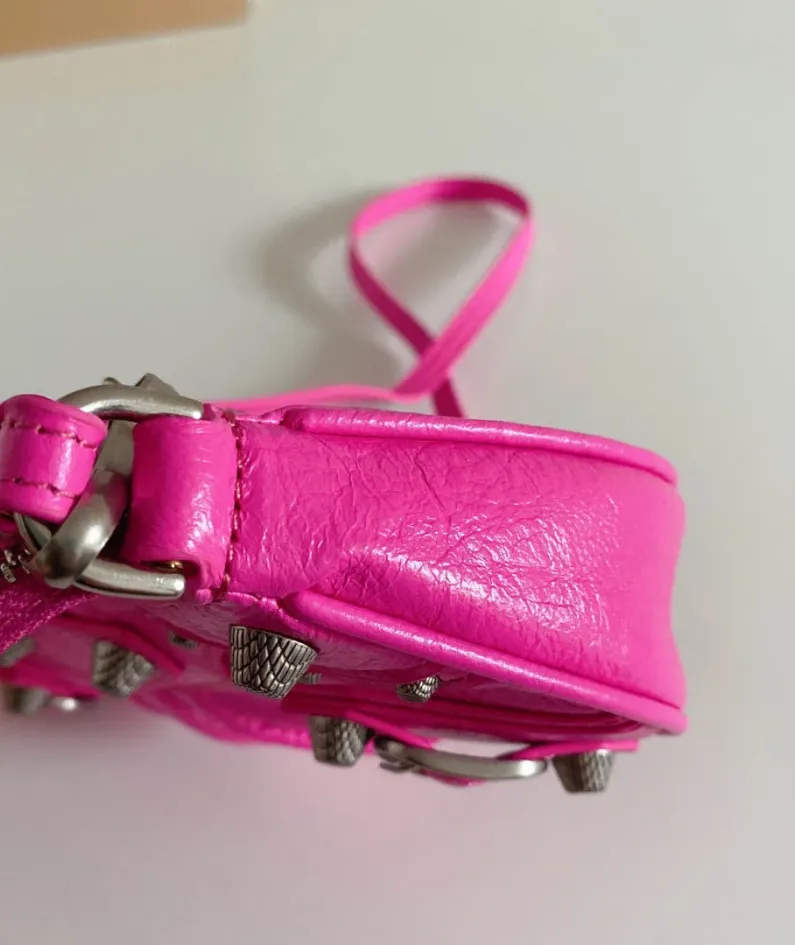 Crossbody bag Size: 20*11*4CM