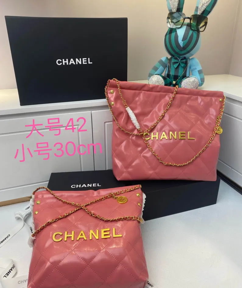 Chanel Underarm Bag Model: 8828 Size: 30*27*7 40*33*8